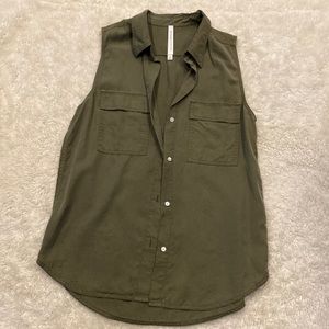 Aritzia the group Babaton tencel button up vest green - Sz. Small